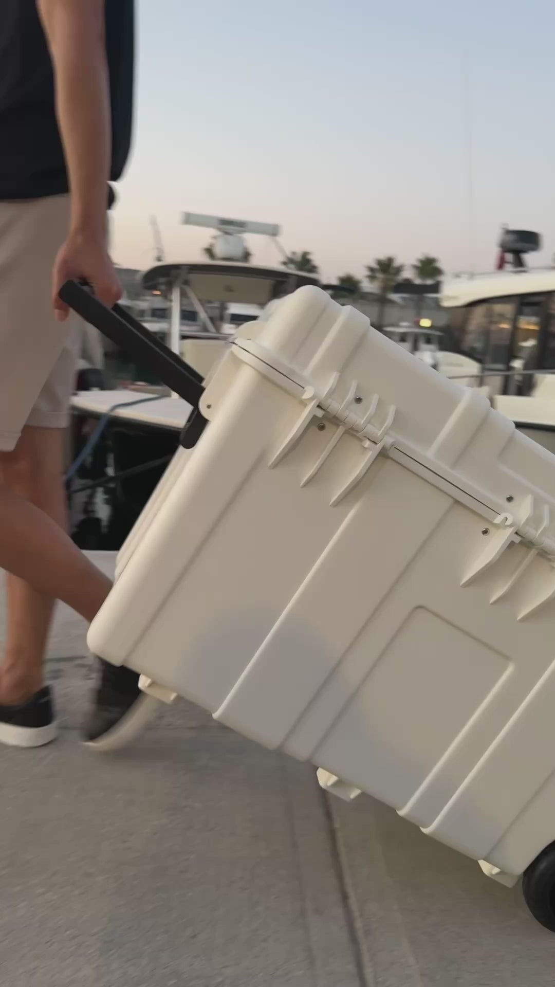 Videoyu yükle: REVEL Tekerlekli Taşınabilir Soğutucu Kamp Buzluğu 90 Lt